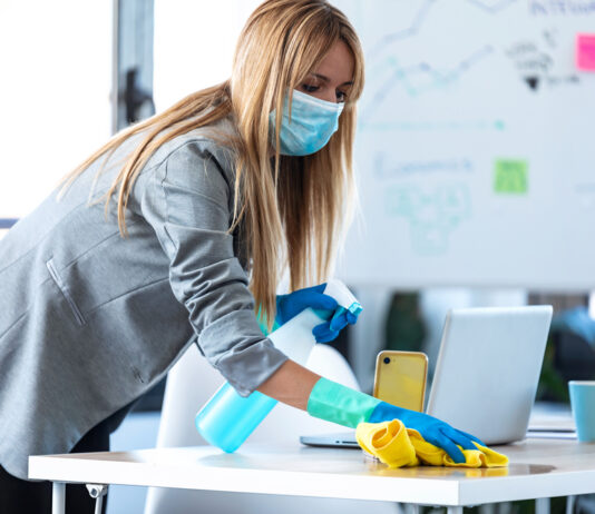 5 tips voor een veilige werkplek tijdens de coronacrisis kantoor ontsmetten werknemer