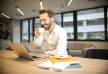 Hoe gaan internationale uitzendbureaus te werk? man plezier op het werk