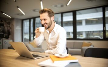 Hoe gaan internationale uitzendbureaus te werk? man plezier op het werk