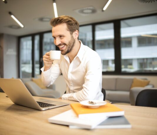 Wat is belangrijk bij het vinden van een leuke baan? man plezier op het werk