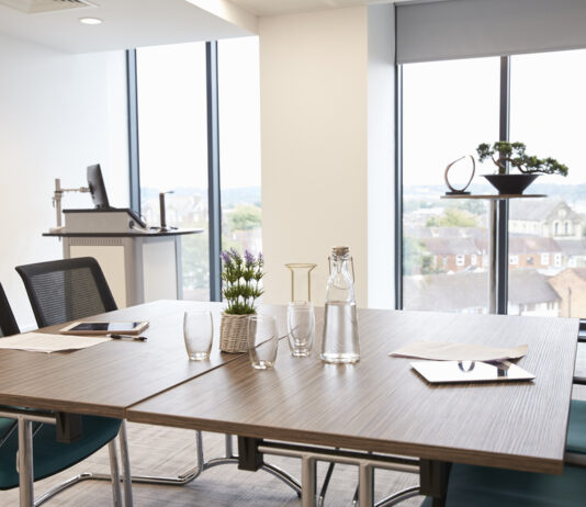 Hoe richt je een efficiënte vergaderruimte in? lege vergaderruimte