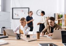 Creëer een thuisgevoel op kantoor huiselijk kantoor