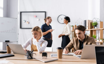 Creëer een thuisgevoel op kantoor huiselijk kantoor