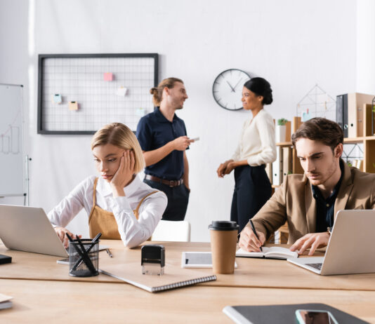 Creëer een thuisgevoel op kantoor huiselijk kantoor