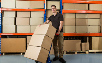 Je goederen eenvoudig vervoeren man met steekwagen