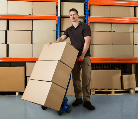 Je goederen eenvoudig vervoeren man met steekwagen