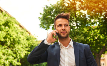 Ga je voor een privé- of een zakelijk abonnement? jonge zakenman aan het bellen