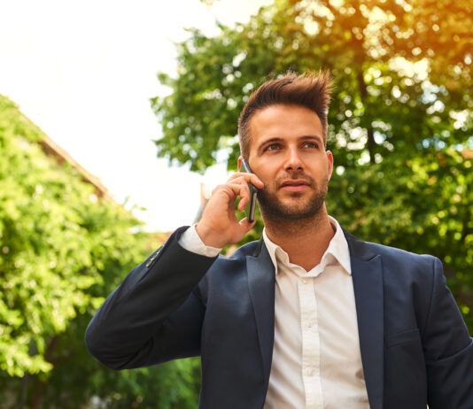 Ga je voor een privé- of een zakelijk abonnement? jonge zakenman aan het bellen