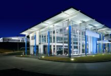 Buitenverlichting in een nieuw licht geplaatst buitenverlichting zakelijk pand